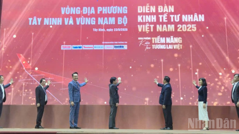 Lãnh đạo Tỉnh ủy Long An và Hội Doanh nghiệp trẻ Việt Nam và các đại biểu ấn nút khai mạc diễn đàn. 