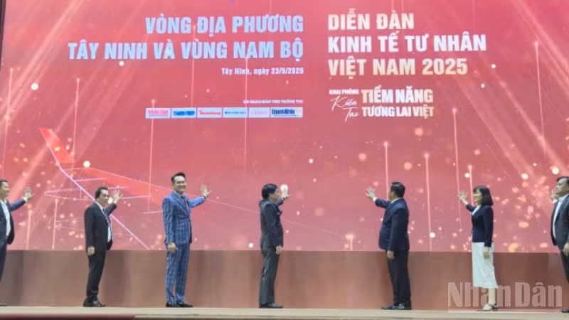 Lãnh đạo Tỉnh ủy Long An và Hội Doanh nghiệp trẻ Việt Nam và các đại biểu ấn nút khai mạc diễn đàn. 