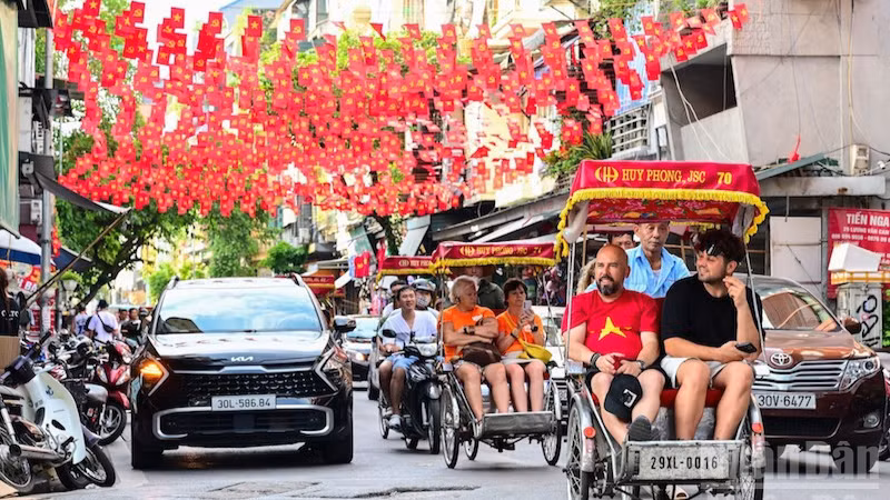 Hà Nội được trang hoàng rực rỡ cờ hoa để chào đón người dân, du khách. (ảnh: Bảo Long).