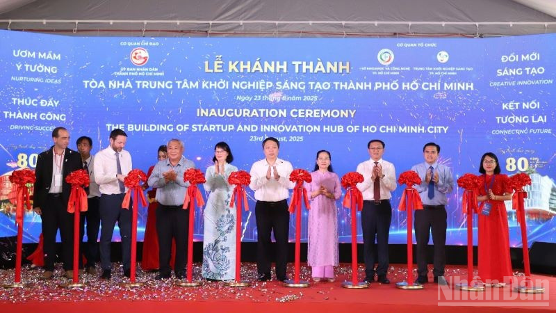 Nghi thức cắt băng khánh thành tòa nhà Trung tâm Khởi nghiệp sáng tạo Thành phố Hồ Chí Minh