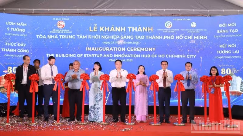 Nghi thức cắt băng khánh thành tòa nhà Trung tâm Khởi nghiệp sáng tạo Thành phố Hồ Chí Minh