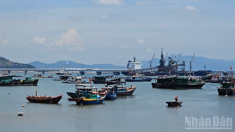 Tàu thuyền trên vùng biển Nghi Sơn, tỉnh Thanh Hóa.