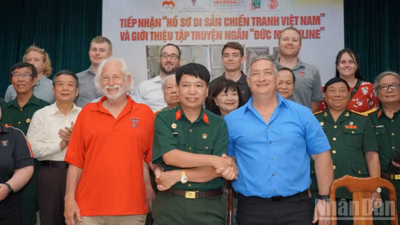 Tổ chức Trái tim người lính Việt Nam và Trung tâm Việt Nam và Lưu trữ Việt Nam Sam Johnson Cam kết hợp tác, để những người lính tiếp tục trở về, thông qua "Hồ sơ Chứng tích chiến tranh", năm 2023.