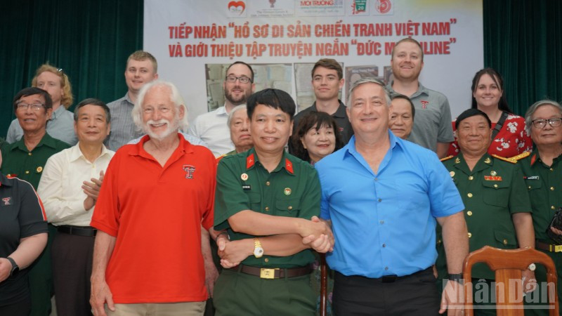 Tổ chức Trái tim người lính Việt Nam và Trung tâm Việt Nam và Lưu trữ Việt Nam Sam Johnson Cam kết hợp tác, để những người lính tiếp tục trở về, thông qua "Hồ sơ Chứng tích chiến tranh", năm 2023.