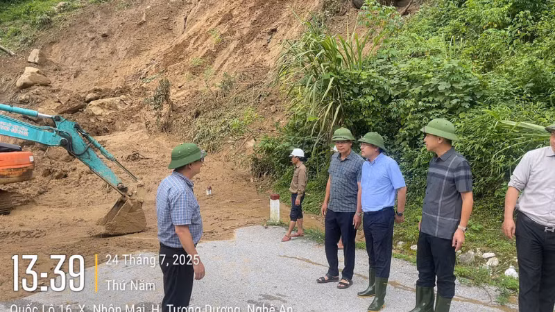 Sáng 24/7, Phó Cục trưởng Cục Đường bộ Việt Nam Nguyễn Thanh Hoài (áo xanh) dẫn đầu đoàn công tác kiểm tra hiện trường và phối hợp một số đơn vị thuộc Lực lượng Cảnh sát giao thông, Khu Quản lý đường bộ II, Sở Xây dựng Nghệ An, Nhà đầu tư và cơ quan, đơn vị liên quan đã tổ chức kiểm tra công tác phòng, chống thiên tai do bão số 3 và hoàn lưu bão đối với tuyến đường địa bàn tỉnh Nghệ An.