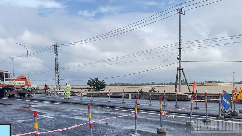 Lực lượng chức năng cấm lưu thông 1 chiều tại Km1339+300 thuộc Quốc lộ 1