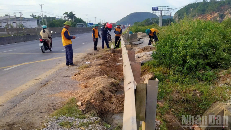 Công nhân đường sắt Thanh Hóa thực hiện đóng lối đi tự mở nhằm bảo vệ an toàn giao thông đường sắt. 