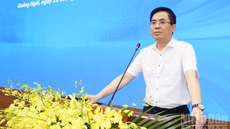 Chủ tịch Ủy ban nhân dân tỉnh Quảng Ngãi Nguyễn Hoàng Giang cam kết tỉnh Quảng Ngãi tiếp tục hành động quyết liệt, đẩy mạnh cải cách hành chính, cải thiện môi trường đầu tư kinh doanh, với tinh thần đồng hành cùng doanh nghiệp.