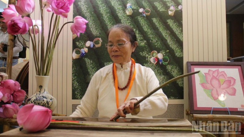 Nghệ nhân Phan Thị Thuận với mong muốn người dân sống hạnh phúc bằng nghề truyền thống.