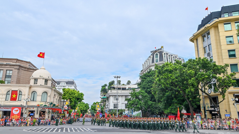 Các khối diễu binh đi qua khu phố Tràng Tiền.