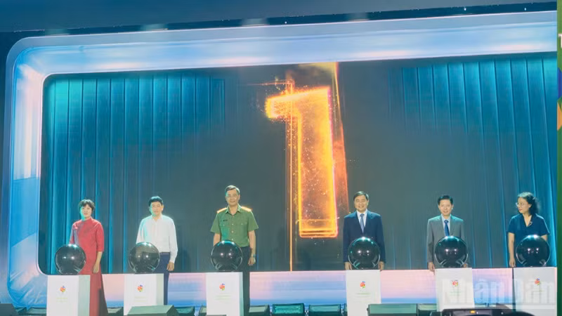 Ban tổ chức thực hiện nghi thức phát động cuộc thi.