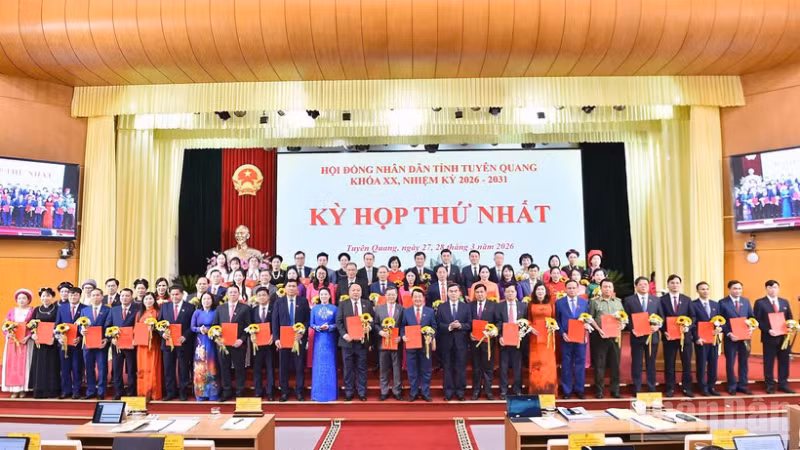 Các đại biểu Hội đồng nhân dân tỉnh Tuyên Quang khóa XX, nhiệm kỳ 2026-2031 ra mắt kỳ họp.