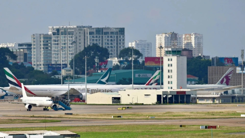 Máy bay của hãng Emirates tại sân bay quốc tế Nội Bài. (Ảnh: Huân Trần)