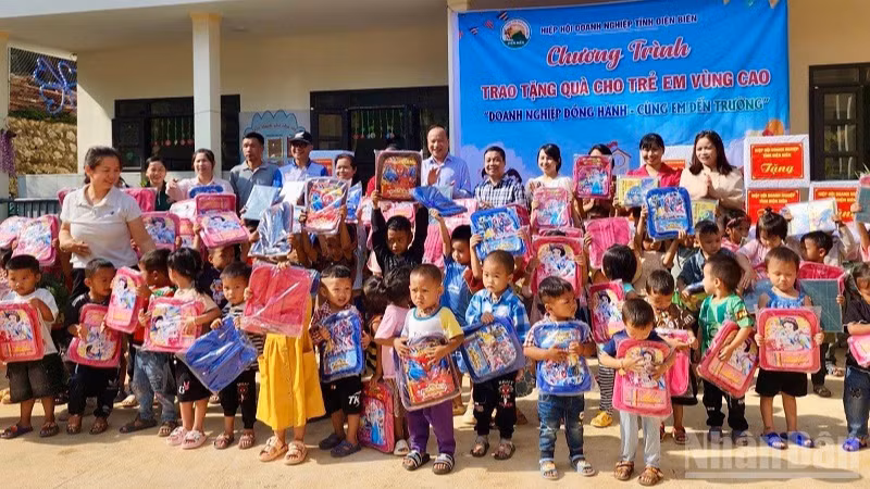 Lãnh đạo Hiệp hội Doanh nghiệp tỉnh Điện Biên cùng đại diện lãnh đạo xã Na Son trao quà tặng học sinh ở xã Na Son. 