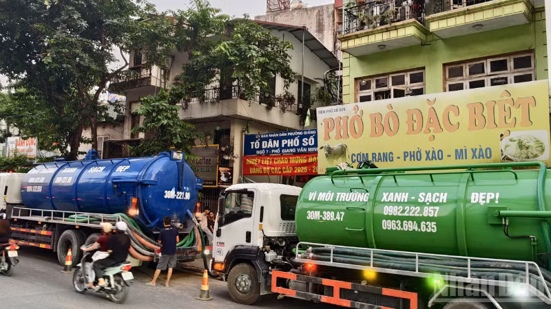 Ban Quản lý đường sắt đô thị Hà Nội đã khẩn trương huy động cán bộ, nhân viên phối hợp cùng nhà thầu thi công tuyến hầm dự án metro Nhổn–ga Hà Nội khắc phục sự cố. (Ảnh: Trung Nguyên)