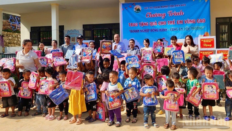 Lãnh đạo Hiệp hội Doanh nghiệp tỉnh Điện Biên cùng đại diện lãnh đạo xã Na Son trao quà tặng học sinh ở xã Na Son. 