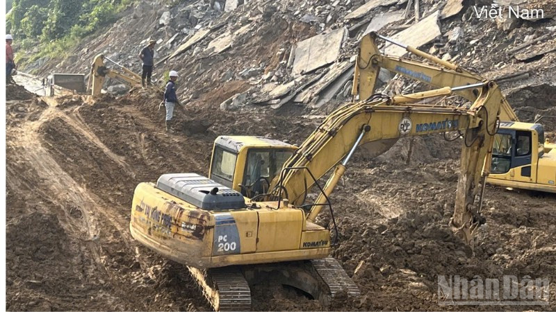 Công tác khắc phục hậu quả bão số 15 và mưa lũ tại miền trung và Tây Nguyên đang được tiếp tục khắc phục.