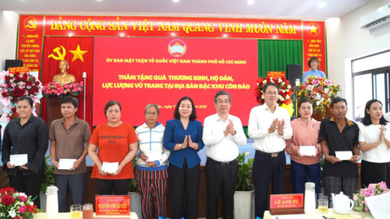 Lãnh đạo Ủy ban Mặt trận Tổ quốc Việt Nam Thành phố Hồ Chí Minh thăm và tặng quà cho thương binh, hộ dân, lực lượng vũ trang tại địa bàn đặc khu Côn Đảo. (Ảnh: A.H)