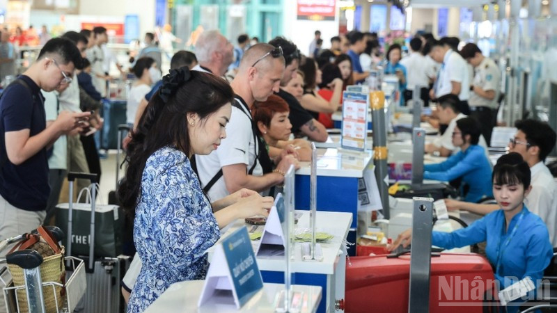 Tại các cảng hàng không luôn nhộn nhịp khách đến/đi.