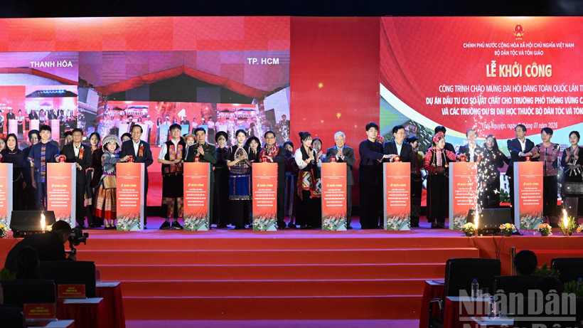 Thủ tướng Phạm Minh Chính và các đồng chí lãnh đạo Đảng, Nhà nước thực hiện nghi thức khởi công.