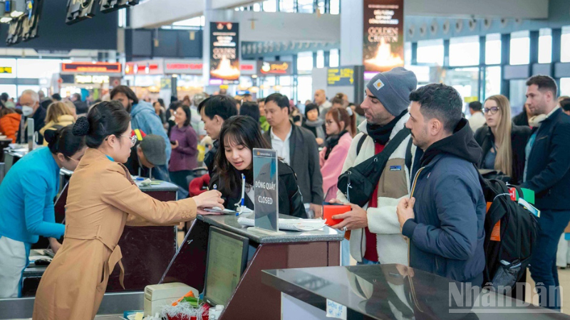 Hành khách làm thủ tục check-in tại nhà ga hàng không.