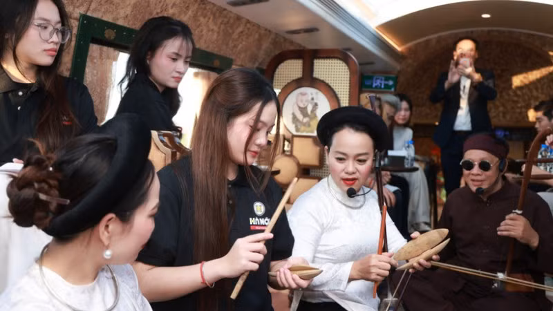 Các thí sinh "Tiếng hát Hà Nội 2025" tìm hiểu về phong cách diễn xướng hát xẩm Hà Nội xưa.