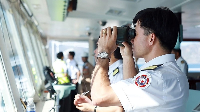 Ảnh minh họa: Một hoa tiêu tàu đang thực hiện nhiệm vụ.