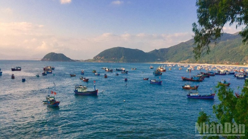 Bình minh tại vùng biển Vũng Rô.