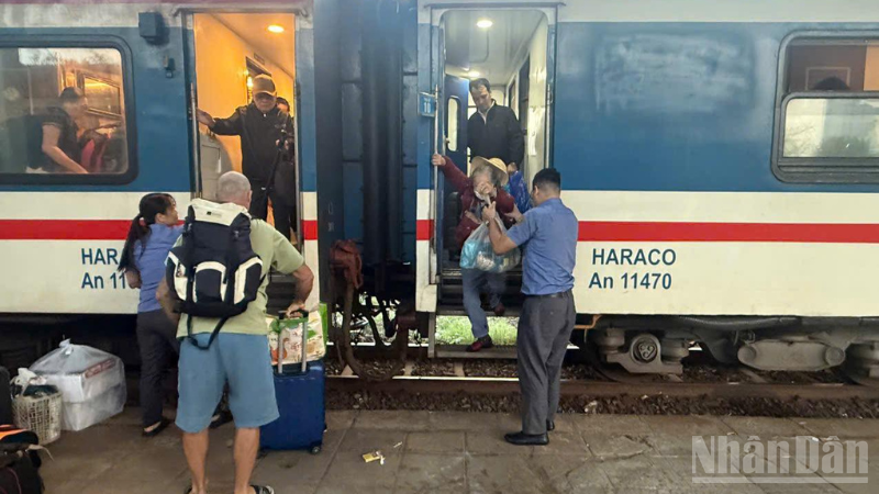 Sau khi giá xăng điều chỉnh giảm giá, ngành đường sắt áp dụng giảm giá vé từ ngày 13/3/2026.