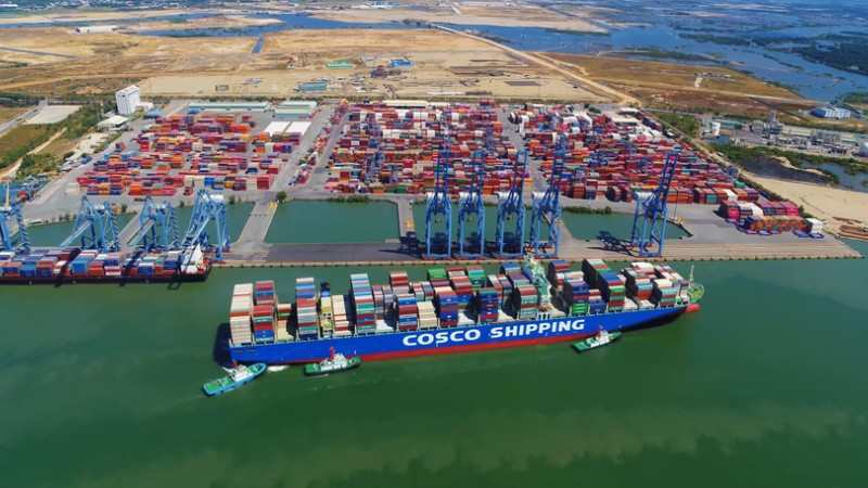 Tàu tải trọng lớn lưu thông qua cảng Cát Lái nhờ hạ tầng hiện đại.