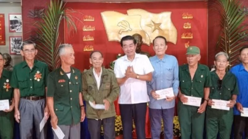 Đồng chí Võ Văn Dũng, nguyên Bí thư Tỉnh ủy Bạc Liêu cũ (nay thuộc tỉnh Cà Mau) thăm, trao tặng quà Tết cho các gia đình chính sách, người có công tại khu Căn cứ Tỉnh ủy ở xã Ninh Thạnh Lợi.