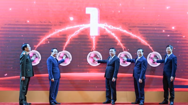 Thường trực Ban Bí thư Trần Cẩm Tú và các đồng chí đại biểu dự Lễ ra mắt Ứng dụng, ngày 16/1/2026. (Ảnh: DUY LINH)