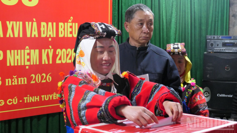 Cử tri thôn Lô Lô Chải, xã Lũng Cú, tỉnh Tuyên Quang đi bầu cử đại biểu Quốc hội khóa XVI và Hội đồng nhân dân các cấp, nhiệm kỳ 2026-2031.