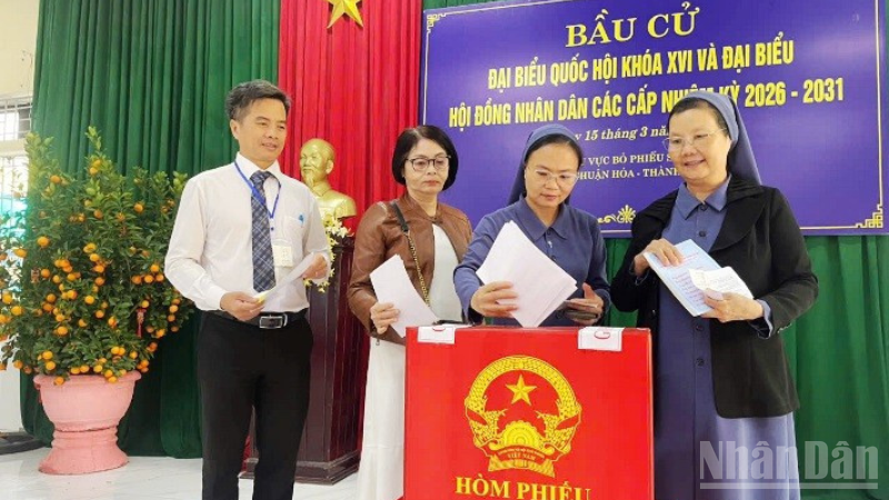 Các chức sắc, nữ tu sĩ và bà con Thiên Chúa giáo phường Thuận Hóa, thành phố Huế tham gia bầu cử.