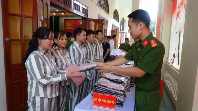 Phát tư trang cho các phạm nhân được đặc xá. (Ảnh: VPNQ)