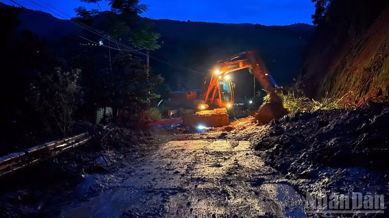 Công việc cứu hộ, thông đường được thực hiện xuyên đêm nhằm sớm nhất đưa giao thông trở lại bình thường.