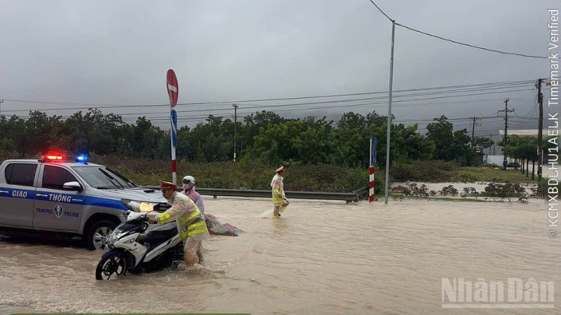 Lực lượng Cảnh sát giao tại Khánh Hòa hỗ trợ người tham gia giao thông trên tuyến Quốc lộ 1.