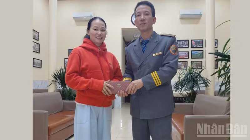 Đại diện tổ tàu bàn giao toàn bộ tài sản và giấy tờ cho bà Vi Thủy Tâm