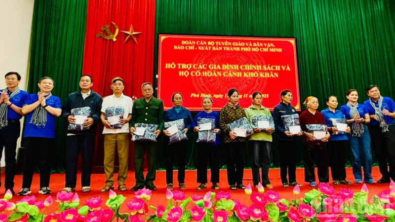 Đoàn tặng quà cho các gia đình chính sách và hộ có hoàn cảnh khó khăn trên địa bàn xã Phú Đình, Thái Nguyên.