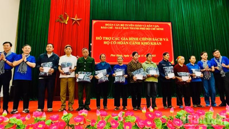 Đoàn tặng quà cho các gia đình chính sách và hộ có hoàn cảnh khó khăn trên địa bàn xã Phú Đình, Thái Nguyên.