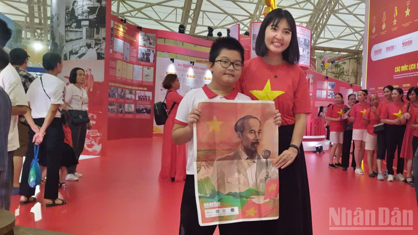 Chị Nguyễn Thị Hồng Nhung và con trai hiện đang sinh sống tại Sơn Tây (Hà Nội),chia sẻ, chị và cảm thấy rất may mắn khi tới tham quan triển lãm lần này rất ý nghĩa lại may mắn được tặng số phụ san của Báo Nhân Dân. "Gia đình chị khi biết Báo Nhân sẽ tặng phụ san nhân kỷ niệm 80 năm Quốc khánh đều hy vọng sẽ được sở hữu, nay các cháu nhà đã được cầm trên tay nên cảm thấy rất biết ơn", chị Nhung cho biết.