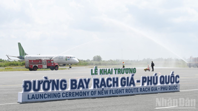Hiện hệ thống Cảng hàng không Rạch Giá bao gồm đường băng dài 1.500m, rộng 30m; đường lăn nối 49,28m x 15m; sân đỗ máy bay 165,7m x 87,6m nên chỉ có thể tiếp nhận được máy bay có công suất nhỏ.