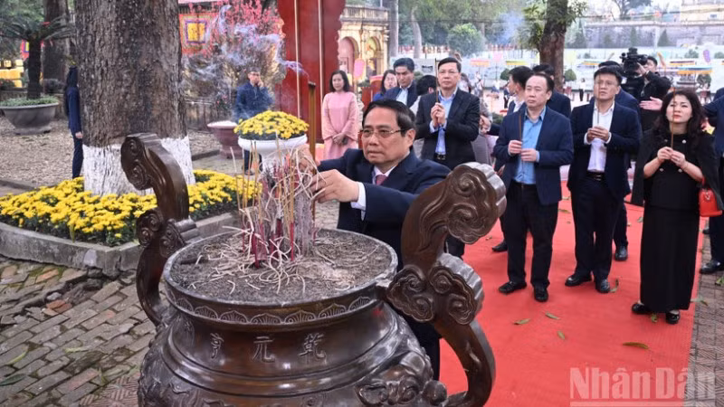 Thủ tướng Chính phủ Phạm Minh Chính dâng hương tỏ lòng thành kính các bậc tiên đế, tiên hiền có công với đất nước. (Ảnh: Trần Hải)