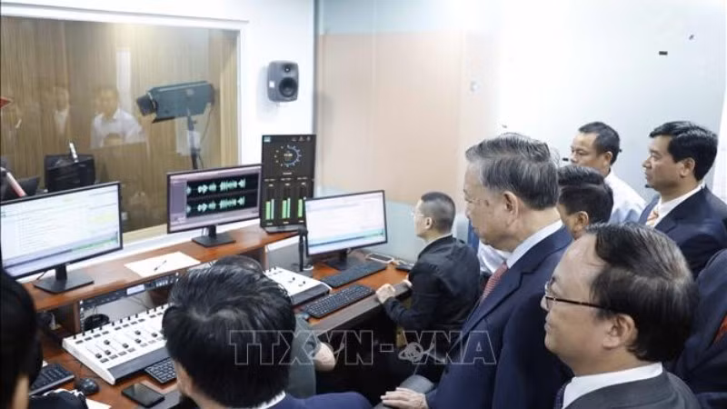 Tổng Bí thư Tô Lâm thăm nơi làm việc của cán bộ, phóng viên Đài Tiếng nói Việt Nam. (Ảnh: Thống Nhất/TTXVN)