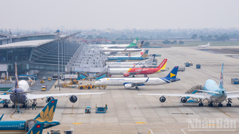 Trong những năm gần đây, sân bay quốc tế Nội Bài trở nên quá tải vào những dịp lễ, tết hoặc cao điểm nghỉ hè.