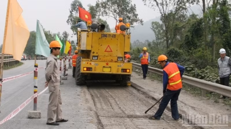 Ảnh minh họa: Công nhân đang bảo trì trên 1 tuyến đường Quốc lộ.