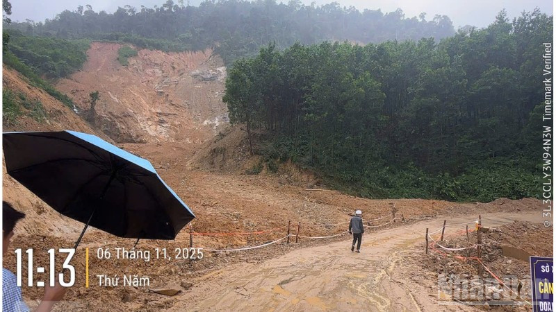 Lực lượng bảo dưỡng thường xuyên tiếp tục khắc phục chưa xong hậu quả bão số 12 tiếp tục khắc phục hậu quả cơn bão số 13 trên tuyến đường Trường Sơn nhánh đông.