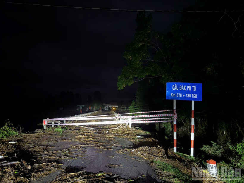 Cầu Đắk Pờ Tó bị lũ cuốn trôi đoạn đường đầu cầu, hiện đang được các lực lượng chức năng cấm biển cấm lưu thông.