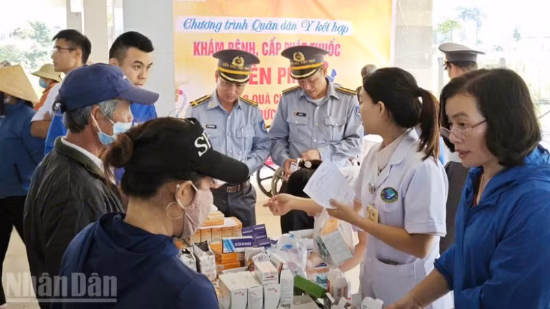 Tư vấn sức khỏe và cấp phát thuốc miễn phí cho bà con nhân dân.