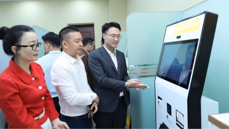 Các đại biểu cắt băng khai trương Bộ phận Tiếp nhận và Trả kết quả Bộ Khoa học và Công nghệ.